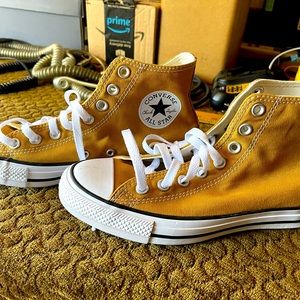 NEW never worn Unisex Converse Chuck Taylor High Tops Burnt Honey